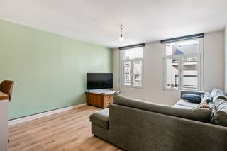 Dit centraal gelegen, instapklaar appartement bevindt zich in het centrum van Merksem. Vanzelfsprekend zijn alle noodzakelijke voorzieningen zoals winkels, scholen, openbaar vervoer en de oprit van de snelweg, vlot bereikbaar. Dankzij de centrale ligging biedt het appartement een prima verbinding met de stad Antwerpen. U komt het appartement op de eerste verdieping binnen via een aparte inkomhal, die meteen toegang geeft tot de eerste slaapkamer. Via een trapje en trendy glazen deur bereikt u de lichte woonkamer met open keuken met ontbijthoek. Verder bestaat het appartement nog uit een tweede, ruime slaapkamer en een recentelijk vernieuwde badkamer met inloopdouche, hangtoilet en wastafel met meubel. Achteraan het appartementsblok bevindt zich een parking, waar u beschikking heeft over een autostaanplaats. Deze is niet in de vraagprijs inbegrepen en dient verplicht te worden aangekocht voor €15.000. Gem. kosten: €168,30/maand (inclusief syndicus, blokpolis, waterverbruik, ELE gemene delen, poetsfirma). Er is geen lift aanwezig in het gebouw. 