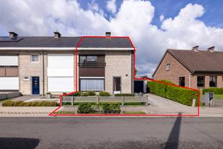 Deze gezellig gelegen woning heeft o.a. 3 slaapkamers, een veranda, inpandige garage en mooie tuin. Op 500m van het centrum, bushaltes, scholen, winkels en horeca. <br />Indeling:<br />* Gelijkvloers: <br />- Inkomhal met gastentoilet<br />- Woonkamer met nieuwe laminaat vloer<br />- Keuken <br />- Veranda <br />- Garage <br />- Wasplaats/berging <br />* Verdieping: <br />- 3 slaapkamers <br />- Badkamer <br />- Nachthal <br />- Tuinhuis in de mooi aangeplante tuin.<br /><br />Bijzonderheden:<br />- Elektriciteitskeuring conform<br />- Akoestische isolatie tussen de woningen<br />- Zonwering op veranda<br />- Spouwmuurisolatie met vlokken<br />- Vliegenramen