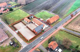 Ideaal voor wonen & werken – momenteel ingericht als fitnessruimteVia een ruime, volledig afgesloten parkeerzone van ca. 1.000 m² betreedt u dit...