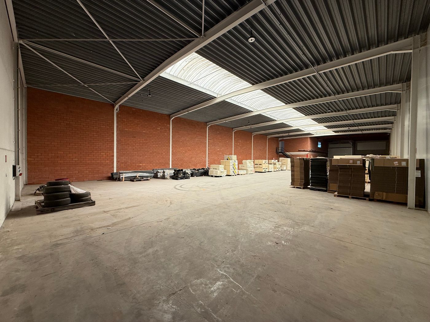 Instapklaar magazijn met kantoor en/of showroom op toplocatie - foto 2