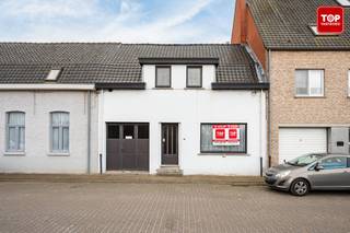 Deze ruime te renoveren woning is gelegen in het rustige Zomergem, op slechts 25 minuten van het centrum van Gent en een kwartier van Eeklo...