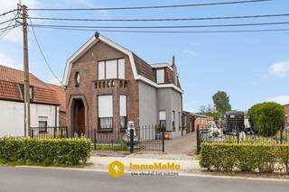 <strong>Woning met 4 garages, schuur en veel opslagruimte te koop in Wachtebeke – ideaal voor zelfstandige of investeerder!</strong><br /><br />Gelegen in de Ramonshoek 76 te Wachtebeke, vindt u deze woning met twee slaapkamers, meerdere garages, een ruime schuur en een perceel van 728 m². Deze eigendom biedt tal van mogelijkheden en is ideaal voor wie op zoek is naar veel opslagruimte of voor een zelfstandige activiteit aan huis.<br /><br />Anderzijds is de woning momenteel verhuurd, wat ze ook interessant maakt als opbrengsteigendom voor investeerders.<br /><br /><strong>Troeven:</strong><br />- Grondoppervlakte van 728 m²<br />- 2 volwaardige slaapkamers<br />- 1 dubbele garage en 2 afzonderlijke garages<br />- Extra garage (lage poorthoogte) geschikt als berging/opslagruimte<br />- Ruime schuur van 89 m² – ideaal als atelier of extra opslag<br />- Ideaal voor zelfstandigen of hobby met ruimtebehoefte<br />- Interessante investering – momenteel verhuurd<br /><br /><strong>Indeling:</strong><br />De woning beschikt over een inkomhal, leefruimte, keuken, badkamer, twee slaapkamers en een kelderruimte. Buiten bevinden zich een dubbele garage, twee aparte garages, een extra lage garage die perfect als berging kan worden benut, en een grote schuur van 89 m².<br /><br />De ruime buitenruimte en de verschillende bijgebouwen maken dit pand bijzonder geschikt voor wie veel opslagruimte nodig heeft, zoals zelfstandigen, hobbyisten of verzamelaars.<br /><br />Let op: door de EPC F-score is renovatie verplicht na aankoop.<br /><br />Contacteer ons via 0492 97 47 00 of mail naar nathalie@immomamo.be om uw afspraak in te plannen.