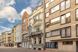 Dit authentieke herenhuis uit begin vorige eeuw (1907) bevindt zich in de bel-époque wijk van Blankenberge, op slechts 150 meter van de dijk, zee...