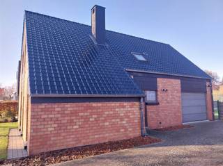 <p><span>Zeer mooi en rustig gelegen vrijstaande woning op een perceel van 721 m², gelegen op de rand van Mol, in de geliefde wijk Ginderbuiten.</span></p><p><span>Indeling:</span></p><p><span>Gelijkvloers: ruime inkomhal met trap, gastentoilet, gezellige woonkamer, volledig ingerichte keuken met aangrenzende koele berging, en een inpandige garage.</span></p><p><span>Verdieping: drie slaapkamers, een comfortabele badkamer en extra bergruimte.</span></p><p><span>Deze woning biedt een uitstekende ligging met een vlotte verbinding naar het station, openbaar vervoer en scholen. </span></p><p><span>Een ideale gezinswoning op een rustige maar bijzonder bereikbare locatie!</span></p><p><span> </span></p>