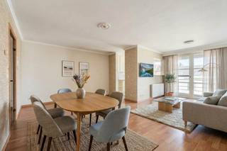 Op zoek naar een instapklaar appartement op een rustige ligging, vlak bij alle voorzieningen? Dan is dit perfect onderhouden appartement op de tweede verdieping, bereikbaar met de lift, zeker een bezoek waard.<br /><br />Bij het binnenkomen wordt u verwelkomd in een ruime inkomhal. De lichtrijke woonkamer geeft uit op een zonnig terras waar u in alle rust kunt genieten.<br />De volledig ingerichte keuken biedt alle comfort en sluit mooi aan op de leefruimte. Verder beschikt het appartement over een praktische berging, twee volwaardige slaapkamers, een verzorgde badkamer en een apart toilet.<br /><br />Een absolute troef is de privatieve garagebox in het gebouw, waardoor u steeds verzekerd bent van een veilige parkeerplaats en extra bergruimte (bij te kopen aan € 40.000).<br /><br />Dankzij de rustige ligging in Mariakerke bevinden winkels, openbaar vervoer en andere dagelijkse voorzieningen zich op wandelafstand. Dit maakt het appartement ideaal als vaste woonst, tweede verblijf of investering.<br /><br />Kortom, een verzorgd en instapklaar appartement met alle troeven voor comfortabel wonen. Plan vandaag nog uw bezoek en ontdek het zelf.