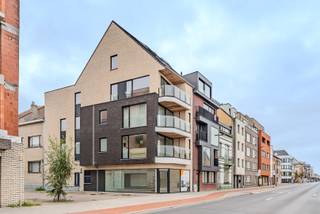 TE KOOP – INSTAPKLAAR DUPLEXAPPARTEMENT MET TERRAS EN OPEN ZICHT<br /><br />Ontdek dit modern en volledig afgewerkt hoekappartement met twee slaapkamers, gelegen op de bovenste verdieping van een kleinschalige nieuwbouwresidentie met slechts drie appartementen en een polyvalente ruimte op het gelijkvloers..<br /><br />Dankzij de vele raampartijen geniet het appartement van uitzonderlijk veel lichtinval en een open zicht vanaf het terras. Het appartement is instapklaar en biedt alle hedendaags comfort.<br /><br />Indeling<br /><br />Derde verdieping (met lift)<br />Inkomhal met gastentoilet en praktische berging<br />Ruime en lichtrijke leef- en eetruimte met toegang tot het terras - open zciht<br />Volledig ingerichte keuken met aansluitende provisieberging<br />Slaapkamer met aansluitend een badkamer voorzien van inloopdouche<br /><br />Duplex verdiep<br />Nachthal<br />Uitzonderlijk ruime slaapkamer met aansluitende badkamer met inloopdouche<br />Berging met ventilatie-unit<br /><br />Zolderverdiep<br />extra ruime bergplaats met dakraam <br /><br />Extra troeven<br />* Mogelijkheid tot het creëren van een extra zolderkamer (mits plaatsing van een binnentrap)<br />* Individuele meters voor elektriciteit, water en gas<br />* Slechts één appartement per verdieping voor maximale privacy<br />* De derde verdieping kan perfect zelfstandig bewoond worden<br />* zeer voordelige prijs <br /><br />Gebouw<br />* Kleinschalige residentie met 3 appartementen en een kantoorruimte<br />* Gemeenschappelijke fietsenberging op het gelijkvloers<br />* ruime lift (rolstoel toegankelijk)<br /><br />Ligging<br />* Op fietsafstand van het levendige stadscentrum<br />* Op wandelafstand van buurtwinkels, restaurants <br />* Vlotte bereikbaarheid met een bushalte vlakbij<br /><br />📞 Contact &amp; Bezoek (enkel op afspraak)<br />059 808 502 - danny@brouckaert.be - www.brouckaert.be