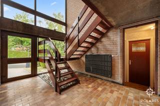 *** RESERVEER UW BEZOEK VIA WWW.POLARES.EU***<br /><br />Op een rustige en residentiële ligging in Hoeilaart, op de rand met Overijse en vlak bij de oprit van de E411, vinden we deze karaktervolle woning uit 1969. <br />Een woning met een uitgesproken 70’s vibe, gelegen in het hart van de Druivenstreek, op een perceel van 5 are 37 ca.<br /><br />De woning verkeert in uitstekende algemene staat, maar biedt tegelijk de mogelijkheid om verder op te frissen en te moderniseren volgens eigen smaak. De simulaties bij de advertentie geven alvast een idee van het potentieel.<br /><br />Op het gelijkvloers beschikt de woning over een ruime inkomhal, een inpandige garage, een praktische werkruimte, 2 slaapkamers, een badkamer en een afzonderlijk toilet.<br />De eerste verdieping omvat een ruime en lichtrijke leefruimte met gezellige tv-hoek, een keuken, een 3de slaapkamer, een tweede badkamer en een apart toilet.<br />Achteraan bevindt zich een aangename westelijk georiënteerde tuin, ideaal om vanaf de namiddag van de zon te genieten.<br /><br />Ook technisch zijn er belangrijke troeven: <br />- Het dak werd volledig gerenoveerd in 2025<br />- Dubbele beglazing in PVC/hout<br />- EPC-label C is er geen renovatieverplichting<br />- Niet gelegen in een risicozone voor overstromingen <br />- Behoudens één bakeliet schakelaar op het gelijkvloers, is de woning asbestveilig <br /><br />Een woning met karakter, ruimte en mogelijkheden, ideaal voor wie een rustige ligging combineert met een vlotte bereikbaarheid en graag een eigen hedendaagse toets aan een authentieke woning geeft.<br /><br />Plannen en documenten? Download ze via www.polares.eu.