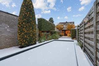 Dit handelspand met bovengelegen duplex appartement is gelegen in het centrum van Ravels. Het pand heeft een zeer goede ligging waardoor het een vlotte bereikbaarheid en veel passage geniet. Alle faciliteiten (winkels, scholen, horeca...) bevinden zich in de nabije omgeving. <br /><br />Beschrijving handels gelijkvloers:<br />Dit pand doet momenteel dienst als een bankkantoor maar biedt ook tal van andere mogelijkheden. De commerciële ruimte heeft een totale oppervlakte van ca. 85m² en beschikt over een alarmsysteem. Centrale inkomhal met toilet en achteraan aparte kantoorruimtes, kitchenette met achteringang en bergruimte. Tevens een ruim zonneterras, volledig aangelegde tuin met vijver en bijgebouw/ overkapping achteraan. Het bijgebouw is voorzien van een buitenkeuken en sauna. <br /><br />Boven het handelspand bevindt zich een ruim duplex appartement met een bewoonbare oppervlakte van 141m². Deze bestaat uit een lichtrijke woonkamer, open keuken voorzien van alle inbouwapparatuur, 1 badkamer, wc, berging/wasplaats, 2 slaapkamers en een zonneterras.<br /><br />Bekijk zeker en vast onze 3D-tour om de indeling van dit unieke eigendom te ontdekken!<br /><br />Buitengewone kenmerken: <br />- EPC-label (C) voor zowel handelspand als bovengelegen appartement<br />- Tal van mogelijkheden<br />- Unieke woon- werkcombinatie <br />- Opbrengsteigendom! (appartement wordt momenteel verhuurd)