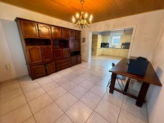 Te renoveren woning met garage en tuin op centrale ligging in Beveren-Leie<br /><br />Op zoek naar een woning die u volledig naar eigen smaak kan inrichten? Deze halfopen bebouwing in de Sint-Jansstraat te Beveren-Leie biedt een stevige basis, interessante volumes én tal van mogelijkheden voor wie graag de handen uit de mouwen steekt.<br /><br />Bij het betreden van de woning komt u binnen in de hall die toegang geeft tot de leefruimte, die naadloos aansluit op de ruime keuken. Deze biedt voldoende plaats voor een hedendaagse herinrichting tot een open en lichtrijke leefkeuken. Aansluitend vindt u een slaapkamer met badkamer en een 2e slaapkamers op het gelijkvloers.<br /><br />Op de verdieping (zolder) bevinden zich een 2 tal ruimtes die mits renovatie perfect kunnen worden omgevormd tot 2 volwaardige slaapkamers, bureau of hobbyruimte. <br /><br />Buiten geniet u van een aangename, onderhoudsvriendelijke tuin met terras en een aparte garage achteraan het perceel – ideaal voor extra opslag of het veilig stallen van uw wagen.<br /><br />De woning beschikt bovendien over een kelder, wat zorgt voor extra bergruimte en wordt verwarmd met een stookolie kachel.<br /><br />Deze woning is de perfecte opportuniteit voor wie op zoek is naar een betaalbaar renovatieproject met toekomstperspectief.<br /><br />Interesse?<br /><br />Contacteer ons vandaag nog voor meer informatie of een bezoek ter plaatse. Wij begeleiden u graag bij het ontdekken van de mogelijkheden van deze eigendom.<br /><br />