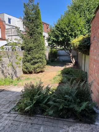 Op zoek naar een woning die je volledig naar jouw smaak kan omvormen? Deze lichte, betaalbare woning met garage, veranda en een gezellig tuintje biedt een ideale basis voor wie graag de handen uit de mouwen steekt. Gelegen in een aangename buurt in Schoten, parkeren doe je vlot in de straat of voor de deur.<br /><br />Waarom deze woning een unieke kans is?<br /><br />Met de nodige renovatiewerken kan deze woning worden omgevormd tot een comfortabele gezinswoning met een logische, moderne indeling. Denk aan:<br />- Een ruime leefkeuken op het gelijkvloers, rechtstreeks verbonden met de tuin.<br />- Een gezellige TV-hoek op de eerste verdieping, met open zicht op de straat dankzij het ontbreken van bebouwing recht tegenover.<br />- Een grote slaapkamer met dressing op de eerste verdieping, uitkijkend op de tuin.<br />- Op de tweede verdieping: twee kinderkamers met een badkamer en toilet.<br /><br />Een plan met mogelijke indeling binnen de bestaande vierkante meters is reeds beschikbaar (zie ingekleurd plan). Uitbreiden kan mits omgevingsvergunning.<br /><br />Volop renovatiepotentieel: Je geeft deze woning van top tot teen jouw eigen stempel. EPC F-label, waardoor de Vlaamse renovatieverplichting van toepassing is.<br /><br />Interesse in een bezoek? Kom gerust langs op de kijkdag op 5 september tussen 9u-12u en ontdek zelf het potentieel van deze woning.