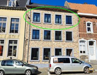 <p><span>Recent appartement op de tweede verdieping in het centrum van Borgloon <br />met zonnepanelen en autostaanplaats.</span></p><p><span><br />Men komt binnen in de leefruimte met keukengedeelte.</span></p><p><span>Via deze ruimte kan men het terras bereiken aan de achterzijde van het gebouw.<br />De lat onder de keukenkasten zal nog geplaatst worden.<br />Volgende toestellen zijn aanwezig in de keuken: koelkast, oven, afwasmachine en<br />een inductie kookplaat met dampkap.<br /><br />Verder treft men via de hal de 2 slaapkamers alsook een bergruimte en de badkamer.<br /><br />In de badkamer is er een inloopdouche, een toilet alsook een enkele lavabo met meubel aanwezig.<br /><br />Achteraan is er een overdekte autostaanplaats voorzien alsook een private fietsenstalling <br />per appartement.<br /><br />Er is vloerverwarming aanwezig alsook radiatoren.<br /></span><span><br />Algemene informatie:</span><span><br />Huurprijs: 780 euro/maand<br />Algemene onkosten: 25 euro/maand<br />Vrij vanaf: 15 juli 2026<br />EPC-waarde: nieuwbouw - EPB in opmaak<br />huisdieren: niet toegelaten</span></p>