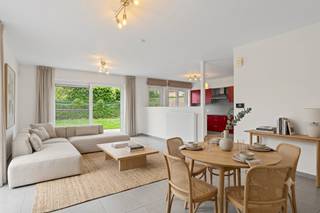 <p><strong>Op zoek naar een woning die volledig klaar is voor de toekomst? Zoek niet langer.</strong></p><p><strong>In een uiterst kindvriendelijke (doodlopende straat) en residentiële buurt in Lochristi bevindt zich deze jonge, moderne halfopen bebouwing.</strong></p><p><strong>Met een indrukwekkend EPC-label A en een volledig conforme elektriciteit koopt u hier 100% gemoedsrust.</strong></p><h3>Waarom dit uw slimme, nieuwe thuis wordt:</h3><ul><li><p><strong>Zorgeloos & Energiezuinig (EPC A):</strong> Dankzij de uitstekende isolatie en moderne technieken geniet u van een minimaal energieverbruik en een heerlijk binnenklimaat. Klaar voor de toekomst!</p></li><li><p><strong>Elektriciteit 100% Conform:</strong> Geen verborgen kosten of aanpassingen nodig bij de intrek. De elektrische installatie is volledig goedgekeurd.</p></li><li><p><strong>Licht & Ruimte Centraal:</strong> De royale leefruimte geniet van een uitzonderlijke lichtinval dankzij de grote, kamerhoge raampartijen die een prachtig uitzicht bieden op de achterliggende tuin.</p></li><li><p><strong>Modern Kookcomfort:</strong> De volledig uitgeruste open keuken vormt het kloppend hart van de benedenverdieping. Ideaal om te koken terwijl u in contact blijft met uw gezin of gasten.</p></li><li><p><strong>Slaapcomfort:</strong> Naast drie volwaardige, lichtrijke slaapkamers op de eerste verdieping, beschikt de woning over een volledig ingerichte, multifunctionele afgewerkte zolderverdieping (master bedroom, home office of speelkamer).</p></li><li><p><strong>Buiten Genieten:</strong> De zonnige, volledig omheinde tuin met terras is een oase van rust. Klaar voor gezellige barbecues of een ontspannen koffie in de ochtendzon.</p></li><li><p><strong>Praktisch Comfort:</strong> Uitgerust met een moderne badkamer en een zeer praktische inpandige garage (rechtstreeks toegankelijk via de keuken) – ideaal voor uw wagen, fietsen en extra stockage.</p></li></ul><h3>Toplocatie in Lochristi</h3><p>Gelegen in een rustige, groene straat waar kinderen nog veilig buiten kunnen spelen. Toch bevindt u zich hier op wandelafstand van scholen, gezellige lokale winkels en het openbaar vervoer. Dankzij de onmiddellijke nabijheid van de N70 en de R4 bent u in een mum van tijd in Gent of op de snelweg (E17/E40).</p><h3>In de kijker (Kenmerken):</h3><ul><li><p><strong>EPC:</strong> A-label (Uitzonderlijk energiezuinig!)</p></li><li><p><strong>Elektriciteit:</strong> Volledig conform goedgekeurd</p></li><li><p><strong>Type:</strong> Halfopen bebouwing</p></li><li><p><strong>Slaapkamers:</strong> 4 (inclusief volledig ingerichte zolderkamer)</p></li><li><p><strong>Extra's:</strong> Inpandige garage, grote raampartijen, open keuken, zonnige tuin met terras, regenwaterput,.....</p></li></ul><h3>📞 Bent u klaar om deze toekomstbestendige woning zelf te ontdekken?</h3><p>Laat deze unieke, energiezuinige kans in Lochristi niet aan u voorbijgaan.</p><p><strong>Neem vandaag nog contact op voor meer informatie of een bezoek ter plaatse!</strong></p><p><strong>Ellen : 0475.400.770 - ellen@altro-vastgoed.be</strong></p>