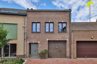 <p><span>In een straat met éénrichtingsverkeer vlak in het centrum van Rumst vinden we deze gezellige rijwoning (131 m² excl. garage) met 2 à 3 slaapkamers.</span></p><p><span>Op wandelafstand vindt u alle nodige winkels, openbaar vervoer, verbindingswegen, enzovoort. </span></p><p><span>Het pas heraangelegde marktplein biedt parkeergelegenheid voor bezoek en een open groene zone om te wandelen of op een bankje te genieten van de rust.</span></p><p><span> </span></p><p><span>De woning is gelegen op een compact perceel van 70 m². </span></p><p><span>Op het gelijkvloers is er een inkomhal en de garage met een hoge inrijpoort (2,65m). Er is verder nog een wasberging met toegang naar de kelder. Achteraan is er een overdekt koertje over de breedte van het perceel op 1m.</span></p><p><span>Op de eerste verdieping vinden we de leefruimte met veel natuurlijke lichtinval. Achteraan is er de ingerichte keuken, met aansluitend een terrasje van 1m over de perceelsbreedte. Hier kan je genieten van de avondzon of van schaduw dankzij de zonneluifel.</span></p><p><span>De badkamer met ligbad, dubbel lavabomeubel en toilet bevindt zich ook op de eerste verdieping.</span></p><p><span>Onder het schuine dak zijn er 3 kamers, allen voorzien van een velux raam.</span></p><p><span> </span></p><p><span>Graag som ik voor u de troeven van deze charmante rijwoning nog eens op:</span></p><ul><li><span>Gelegen in een rustige straat op wandelafstand van het centrum van Rumst</span></li><li><span>Veel lichtinval in de leefruimte en keuken</span></li><li><span>Ruime garage met hoge inrijpoort</span></li><li><span>Eigen woning in de prijsklasse van een appartement</span></li></ul><p><span> </span></p><p><span>EPC: 313 kwh/m² - label D</span></p><p><span>Waterinfo: P-score A - G-score A</span></p><p><span> </span></p><p><span>Voor een bezoek ter plaatse kan u ons contacteren op het nummer 03 449 42 41 of mail ons via hallo@habicom.be.</span></p><p><span>Benieuwd naar de waarde van jouw woning?  Check het gratis op www.watismijnhuiswaard.be </span></p><p><span> </span></p>