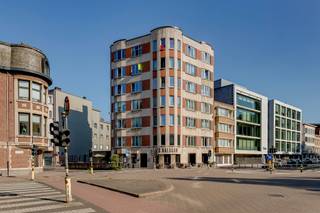 <p><span>In de karaktervolle </span><span>Résidence Estoril</span><span> aan de Doornelei vinden we deze </span><span>volledig gerenoveerde</span><span> studio. De ligging is bijzonder centraal, op wandelafstand van het Koning Albertpark, Brouwerij De Koninck, de Markgravelei en verschillende campussen. Ook winkels, openbaar vervoer en belangrijke invalswegen bevinden zich vlakbij.</span></p><p><span> </span></p><p><span>De studio is gelegen op de </span><span>5de verdieping</span><span> en geniet van veel natuurlijke lichtinval en een mooi open uitzicht over het groen van Domein Hertoghe. Met een bewoonbare oppervlakte van </span><span>ca. 38 m² </span><span>(volgens EPC) vormt dit een interessante studio voor starters, ouders van studerende kinderen of investeerders. De studio werd pas volledig gerenoveerd. Ook de ramen en het dak van het gebouw werden reeds vernieuwd.</span></p><p><span> </span></p><p><span>Indeling</span><span>:</span></p><p><span>gelegen op de 5de verdieping</span></p><p><span>lichtrijke leefruimte</span></p><p><span>aparte slaaphoek</span></p><p><span>open keuken</span></p><p><span>badkamer met douche, lavabo en toilet</span></p><p><span> </span></p><p><span>Algemeen gebouw</span><span>:</span></p><p><span>lift aanwezig</span></p><p><span>gemeenschappelijke verwarming en water</span></p><p><span>dak vernieuwd</span></p><p><span>vernieuwde ramen met HR-beglazing</span></p><p><span> </span></p><p><span>Troeven</span></p><p><span>recent volledig gerenoveerd</span></p><p><span>mooi open groen uitzicht</span></p><p><span>veel natuurlijke lichtinval</span></p><p><span>centrale ligging nabij winkels en openbaar vervoer</span></p><p><span>EK conform</span></p><p><span>Asbestvrij</span></p><p><span>verhuurd aan €1.000 + kosten</span></p><p><span> </span></p><p><span>Ben jij geïnteresseerd in deze gerenoveerde studio te koop op een toplocatie in Antwerpen, ben je op zoek naar ander vastgoed of wens je de waarde van jouw eigendom te kennen? Dan ben je bij BOLT immo aan het juiste adres! Wij helpen jou graag verder.</span></p>