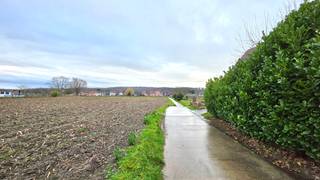 Verscholen in een kalme woonstraat vlak bij het hart van Ruien ligt deze aantrekkelijke bouwgrond, bestemd voor een halfopen woning. Hier woont u...
