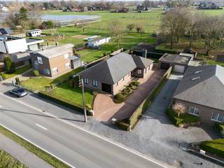 OPNIEUW BESCHIKBAAR ! Deze bungalow werd opgetrokken in 1985 en omvat een bewoonbare oppervlakte van 167m², exclusief de zolderverdieping...