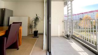 Dit appartement van ca 105 m² is gelegen op de tweede verdieping op een heerlijke locatie in de Antwerpse Theaterbuurt. Terrasjes en gezellige pleintjes wisselen elkaar af en ook alle winkels bevinden zich op enkele stappen. Pal in hartje stad, in een rustige zijstraat van Hopland en dus vlakbij de Schuttershofstraat en de gezellige Vogeltjesmarkt… Citylife op zijn best!<br /><br />Bovendien is een vlotte bereikbaarheid gegarandeerd dankzij de nabijheid van tal van invalswegen, openbaar vervoer en het Centraal Station op slechts 5 minuutjes wandelen.<br /><br />Dankzij de grote raampartijen en het schuifraam naar het zuidwestelijk georiënteerde terras is er een aangename lichtinval. De keuken met ontbijttoog werd hoogwaardig afgewerkt en voorzien van alle nodige inbouwtoestellen: kookvuur, combi-oven, vaatwasser en koelkast met vriezer. <br /><br />De twee slaapkamers zijn aangenaam ruim en kunnen gebruikmaken van de badkamer met ligbad, douche en dubbele lavabo. <br /><br />Apart gastentoilet en berging met aansluiting voor wasmachine. Een tweede praktische bergruimte voorziet in extra opslagruimte.<br /><br />Een praktische kelderberging en autostaanplaats in de ondergrondse garage zijn is reeds begrepen in de huurprijs. Een gemeenschappelijke fietsenstalling vervolledigt het plaatje. <br /><br />Gemeenschappelijke lasten, inclusief provisie voor water: 150 Euro per maand.<br />De nutsvoorzieningen gas en elektriciteit zijn privé op te nemen door de huurder.<br /><br />Onmiddellijk beschikbaar.