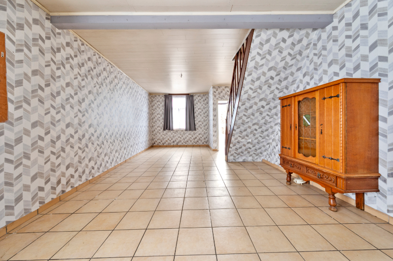 TOP GELEGEN ALLEENSTAANDE TE RENOVEREN WONING MET SCHUUR OP 777 m2 - photo 4