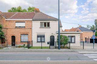 <p><span>GENT - Lichtrijke hoekwoning met drie slaapkamers en aangename stadstuin</span></p><p><span> </span></p><p><span>Gelegen langs de Zwijnaardsesteenweg en nabij openbaar vervoer, winkels, scholen en de Gentse Binnenstad, treffen we deze lichtrijke halfopen bebouwing met drie volwaardige slaapkamers.<br />Daarnaast geniet de woning van een aparte bureauruimte, een praktische wasberging en een zonnige tuin met buitenberging.</span></p><p><span> </span></p><p><span>De woning combineert een praktische indeling met aangename lichtinval en biedt dankzij de aparte bureauruimte bovendien extra flexibiliteit. Deze ruimte leent zich uitstekend voor wie een thuiswerkplek of afzonderlijke ruimte voor een bijberoep wenst, maar kan eveneens bij de leefruimte worden gevoegd.</span></p><p><span> </span></p><p><span> </span></p><p><span>Enkele troeven in een notendop</span><span>: </span></p><ul><li><span>Centrale ligging</span></li><li><span>Halfopen bebouwing </span></li><li><span>Drie volwaardige slaapkamers</span></li><li><span>Stadstuin met terras en tuin-/fietsenberging</span></li><li><span>Keuken voorzien van alle comfort</span></li><li><span>Conforme elektriciteit</span></li><li><span>Asbestveilig</span></li><li><span>Geen renovatieplicht</span></li></ul><p><span> </span></p><p><span> </span></p><p><span>Indeling</span><span>: Inkomhal met vestiaire, lichtrijke leefruimte met open keuken voorzien van basistoestellen, aparte berging met aansluiting voor wasmachine, gastentoilet en aparte bureauruimte (kan aan de leefruimte toegevoegd worden), drie volwaardige slaapkamers, badkamer met lavabomeubel, toilet, ligbad en douchewand, nachthal met toegang tot de zolderberging.</span></p><p><span> </span></p><p><span> </span></p><p><span>Belangrijk</span><span>: </span></p><p><span>Richtprijs: 449.000 EUR</span></p><p><span>EPC: 368 kWh/m² jaar (UC: 20260903-0003947116-RES-1)</span></p><p><span>Geen renovatieverplichting</span></p><p><span> </span></p><p><span>Benieuwd? Contacteer Axel Lenaerts makelaars voor meer info of een bezoek via <span>Laurens@axellenaerts.be</span></span><span> of 09 245 24 24 </span></p><p><span> </span></p>