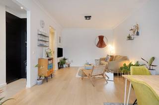 Indeling:Verdieping 3 (bereikbaar met trap/lift):- inkomhal met ingemaakte vestiaire- en bergkasten- woon- en eetkamer (26m²)- uitgeruste open...