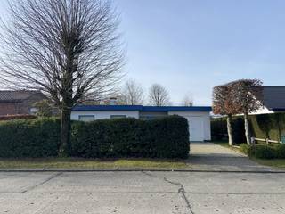 In een uiterst rustige en residentiële buurt bevindt zich deze te renoveren gelijkvloerse woning, omringd door groen en genietend van volledige privacy.<br /><br />De woning is degelijk en traditioneel gebouwd en beschikt over een comfortabele, functionele indeling. Dankzij de vele raampartijen baadt het interieur in natuurlijk licht en is er een mooie connectie met de tuin rondom — wat zorgt voor een bijzonder aangename woonbeleving.<br /><br />De ruime inkomhal biedt toegang tot zowel het leef- als slaapgedeelte. De woonkamer is sfeervol ingedeeld met een gezellige zithoek en eetruimte, gescheiden door een centrale open haard die extra warmte en karakter toevoegt. Aansluitend bevindt zich een ruime veranda en een open, hedendaagse keuken met bijkomende eethoek. De keuken is uitgerust met een keramische kookplaat, telescopische dampkap, dubbele spoelbak, oven en koelkast.<br /><br />Via de nachthal bereikt u drie volwaardige slaapkamers en een ingerichte badkamer voorzien van bad, lavabo en toilet.<br /><br />Buiten geniet u van een volledig afgesloten tuin met een ruim terras en praktische tuinberging. De oprit biedt plaats aan meerdere wagens en de wasruimte is geïntegreerd in de inpandige garage.<br /><br />Extra troeven:<br /><br />- Centrale verwarming op aardgas (ketel vernieuwd in 2020)<br />- Aangesloten op stadswater<br />- Waterverzachter<br />- Houten ramen met dubbele beglazing (rolluiken in de slaapkamers)<br />- Warmtepomp in de leefruimte<br />- Open haard<br />- Traditionele bouw (geen houtskelet)<br /><br />Een bijzonder toegankelijke woning met een stevige constructie en tal van mogelijkheden voor renovatie of modernisering naar eigen smaak.<br /><br />De gepubliceerde prijs is een vanafprijs.<br /><br />Ontdek het potentieel tijdens onze bezoekdag op zaterdag 14 maart 2026.<br />Schrijf u tijdig in via onze website.