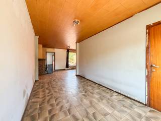 MAISON FAMILIALE À RÉNOVER, située dans un EMPLACEMENT FACILE D'ACCÈS à Zwalm, où vous profiterez d'une AGRÉABLE COMBINAISON d'ESPACE et d'ACCESSIBILITÉ. Grâce à son EMPLACEMENT AVANTAGEUX, le CENTRE de Zwalm ainsi que Zottegem se trouvent à courte distance, tandis qu'à l'arrière, vous pourrez profiter d'une MAGNIFIQUE VUE sur les CHAMPS ENVIRONNANTS. Avec 3 CHAMBRES SPACIEUSES, un GARAGE INTÉRIEUR et un GRAND GRENIER, cette propriété offre un TRÈS GRAND POTENTIEL. Après RÉNOVATION, cette maison peut se transformer en une MAISON FAMILIALE CONTEMPORAINE, entièrement adaptée à votre PROPRE GOÛT et à vos SOUHAITS D'HABITATION.<br />La distribution est la suivante : à travers le hall d'entrée, vous accédez au vaste salon. Attenant, se trouve une cuisine à rénover avec une buanderie à l'arrière et des toilettes séparées. De plus, au rez-de-chaussée, vous disposez également d'un garage intégré, accessible par la terrasse. À l'étage, le hall de nuit donne accès à 3 chambres spacieuses et à une salle de bain à rénover. Le grenier offre d'autres possibilités d'extension. <br />À l'extérieur, cette propriété dispose d'une agréable terrasse, d'un jardin et d'une parcelle de pré avec vue sur les champs à l'arrière. <br /><br />Adresse : Hundelgemsebaan 78 à Zwalm<br /><br />EPC : 699kWh/m²; G-score A et P-score C; Obligation de rénovation applicable ; Mesures administratives dans le registre des mesures : Non ; Disponible à l'acte.