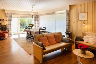 In de www.dammestraat-oost23.be (url kopiëren en plakken indien doorklikken niet lukt) in Roeselare stellen we jou graag deze woning voor. De woning werd in 1969 gebouwd en wordt tot op vandaag bewoond door haar bouwheer &amp; -dame. Nu zij verhuizen naar een appartement maken ze graag plaats. Misschien wel voor jou! En vervolgens is het jouw keuze, trek je met wat opfriswerken in de woning of ga je dadelijk grondiger aan de slag?  De conforme elektrische keuring en het EPC laten alvast beide toe.<br /><br />HOMERUN: Op zondag 26 april ben je van harte welkom op de Homerun van deze woning. Via www.dammestraat-oost23.be kan je een afspraak inplannen. Eveneens via de website verneem je veel meer, zoals een uitgebreide omschrijving, foto's, 360° rondgang, documenten, …  <br /><br />KICK-OFF PRIJS: De vermelde prijs is een Kick-Off prijs waarop een eenmalig bod kan uitgebracht worden (zowel boven als onder de Kick-Off prijs). Dankzij het kwaliteitslabel van Henry Houser ben je zeker dat de biedingen correct verlopen zonder dat er een opbodspel gehouden wordt! Over de transparante procedure is alles te lezen op de website van de woning.  <br /><br />EXTRA BEZOEK: Mocht je op zondag 26 april niet vrij zijn, geef dan gerust een belletje om een afspraak in te plannen op een ander moment.  <br /><br />Groeten, Hendrik van Henry Houser.