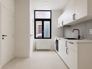 Bent u op zoek naar een volledig gerenoveerd appartement op een rustige, maar centrale ligging? <br />Dan is dit instapklare éénslaapkamerappartement, gelegen aan de Boodtsstraat 34 bus 001 te Temse, zeker een bezoek waard.<br /><br />Het appartement bevindt zich op het gelijkvloers van een kleinschalig gebouw met slechts twee appartementen, wat zorgt voor een aangename en rustige woonomgeving.<br /><br />Indeling<br />Via de inkomhal komt u terecht in de lichtrijke leefruimte met voldoende plaats voor een gezellige zit- en eetkamer. <br />Aansluitend bevindt zich de volledig ingerichte keuken met een praktische technische ruimte/berging. <br />Verder beschikt het appartement over een nachthal die toegang geeft tot de ruime slaapkamer en de moderne badkamer.<br /> <br />In het midden van het appartement bevindt zich een gezellige koer, waar u in alle rust kunt genieten van een tas koffie of wat frisse lucht.<br /><br />Ligging<br />De Boodtsstraat is rustig gelegen, terwijl alle dagelijkse voorzieningen zich op korte afstand bevinden. Zo bereikt u het centrum van Temse, verschillende supermarkten, lokale handelszaken, scholen, horecazaken en sportfaciliteiten in slechts enkele minuten. Ook het openbaar vervoer (bus en station van Temse) bevindt zich in de nabije omgeving.<br />Dankzij de uitstekende verbinding met de N16, E17 en A12 zijn zowel Antwerpen, Sint-Niklaas, Dendermonde als Brussel vlot bereikbaar, waardoor dit appartement ook ideaal is voor pendelaars.<br /><br />De huurprijs bedraagt 900,00 EUR inclusief gemeenschappelijke kosten. <br /><br />Interesse in dit instapklare appartement? Contacteer ons gerust voor meer informatie of om een bezoek in te plannen.