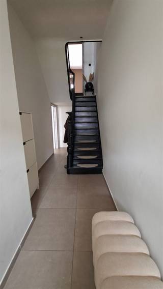 <p><span>In hartje Schoten bieden wij u deze uiterst grote gezinswoning (ca. 220m² bewoonbare oppervlakte) met ruime garage, 3 grote slaapkamers en onafgewerkte zolderverdieping (bijkomend ca. 40m²) welke mogelijk verder is uit te breiden tot 2 tot 3 extra slaapkamers.</span></p><p><span>Deze woning met een gevelbreedte van 8.00m is gebouwd op een perceel van 122m² en voorzien van een kleine binnenplaats/koer.</span></p><p><span>Het volume en de vele ruime plaatsen is hier de absolute troef en biedt veel mogelijkheden voor een groot gezin: Zo is deze woning grotendeels afgewerkt en reeds voorzien van grote woonkamer met aansluitend ingerichte leefkeuken en berging, 3 grote slaapkamers  waarbij de master bedroom doorloopt naar een polyvalente kamer of dressing en zijn er onder meer 2 badkamers en 3 toiletten voorzien. </span></p><p><span>De grote garage biedt naast het parkeren van een wagen ook de mogelijkheid als extra opslagplaats en om fietsen te stallen.</span></p><p><span>Interesse? Boek dan snel een afspraak en kom zeker niet TE LAET!</span></p><p><span> </span></p>