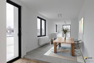 Gerenoveerd duplex appartement (125 m²) met 2 slaapkamers en terras (15 m²) in Ekeren. Het pand is uiterst centraal gelegen in de dorpskern, met...