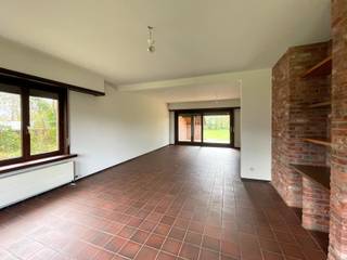 GELIJKVLOERSInkomhal 16 m² op tegel met gastentoilet en handenwasser. Leefruimte 51 m² op tegel met schuifraam naar terras.Keuken 17 m² op tegel met...