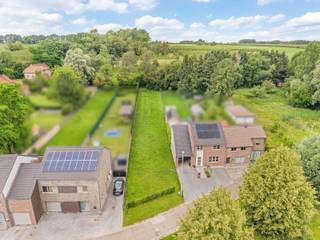 In het hart van Haspengauw, tussen de gehuchten Groot-Gelmen / Mettekoven / Klein-Gelmen / Veulen, aan de rand van natuurreservaat De Knoppel ligt deze prachtige bouwgrond.<br />Het perceel is zeer rustig gelegen in een doodlopende straat doch vlot bereikbaar via de N3. Het centrum van Heers is gelegen op +/- 3km. <br />Als u opzoek bent naar een mooi perceel voor half open bebouwing waar u van alle rust kan genieten; dit is uw kans! <br /><br />Interesse? 011/873307 of info@puur-groep.be