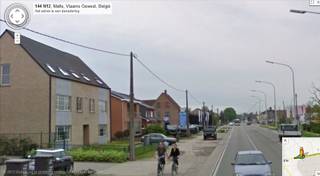 Dakappartement met 1 slaapkamer <br /><br />Deze bevindt zich op de 2de verdieping en is enkel bereikbaar via de trap.<br /><br />Indeling: inkomhal met toilet, woonkamer met open keuken (kookvuur, oven, ijskast, vaatwasser, kastjes, vaatsteen, dampkap), berging met aansluiting voor wasmachine en droogkast, 1 slaapkamer, badkamer (dubbel lavabomeubel, ligbad/douche), zolderberging, private berging in kelder en autostaanplaats.<br /><br />Tegen meerprijs van €50 kan een private garage (met elektrische, op afstand bediende poort) worden bij gehuurd.<br /><br />Alle nutsvoorzieningen zijn rechtstreeks door de huurder af te sluiten.<br /><br />Het appartement is beschikbaar vanaf 01/02/2026.<br />