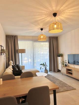 <p><span>Recent appartement met centrale ligging te Deurne-Zuid.  Indeling:  Appartement met tegelvloer, een inkomhal en gastentoilet, living met open keuken met toestellen inclusief inductievuur, vaatwasser en combi-oven, 1 slaapkamer, badkamer met douche, lavabo en bijhorend meubel. Er is een afzonderlijk berging met aansluiting voor een wasmachine. Er is mooi terras aanwezig.  Er is een fietsenberging en een ondergrondse berging aanwezig.  De maandelijkse kosten bedragen 70 euro/maand : elektriciteit gemene delen, onderhoud lift en syndicus. Het appartement is vrij vanaf 01/11. Inschrijven kan via <span>www.immodyck.be</span></span><span>.</span></p><p><span> </span></p>