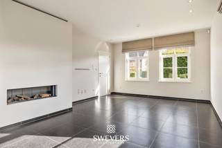 Voor meer info en foto’s, surf naar www.swevers.be – Ontdek deze instapklare open bebouwing aan de Viverselgweg 11 in Heusden-Zolder, gebouwd in 2010 en gelegen op een uitzonderlijk ruim en groen perceel van 42a59ca. De woning beschikt over vier slaapkamers, twee badkamers en royale leefruimtes. Op het gelijkvloers vind je een inkomhal met gastentoilet, een woonkamer van 30 m² en een praktische open keuken. Extra bergruimte zorgt voor het nodige comfort. Een grote troef is de afzonderlijke gelijkvloerse studio met eigen leef- en slaapruimte, badkamer, een open keuken en een overdekt terras. Dit gedeelte biedt mogelijkheden voor verhuur, toeristisch logies, vrij beroep of kangoeroewoonst, terwijl de privacy van het hoofdgedeelte behouden blijft. Op de verdieping bevinden zich drie slaapkamers, badkamer met ligbad én douche en dubbele wastafel, een apart toilet en een berging. Verder beschikt de woning over een kruipkelder en een ruime zolder. De vrijstaande garage van circa 30 m² met carport biedt plaats voor twee wagens, fietsen en opslag. Het royale perceel vormt een absolute meerwaarde voor wie houdt van groen, privacy en veel buitenruimte. Alarmsysteem, rolluiken, mechanische ventilatie, parlofoon en videofoon zijn aanwezig. Dankzij de nabijheid van de E313 en E314 zijn onder meer Lummen en Hasselt vlot bereikbaar. Voor meer informatie, bel 011 255 155. Bron bewoonbare oppervlakte: EPC – verslag.