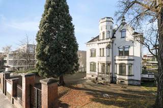 Langs de Brusselsesteenweg in Halle staat dit statige volledig gerenoveerd kasteel op een terrein van 8a 82ca. Mogelijkheid om naast de...