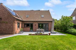 <p>In het pittoreske Nokere bevindt zich deze ruime gezinsvilla op een prachtig perceel van maar liefst 1.576 m². Hier woont u in alle rust, omringd door groen, met het idyllische Kordaalpad letterlijk als achterbuur.</p><p>Met een bewoonbare oppervlakte van 212 m² biedt deze woning alle ruimte voor een comfortabel gezinsleven. De villa werd de voorbije jaren bovendien energiezuinig vernieuwd met onder meer een warmtepomp met airco, zonnepanelen en dakisolatie, wat resulteert in een gunstige EPC-score C.</p><p>Bij het binnenkomen wordt u verwelkomd in een inkomhal met gastentoilet. De lichtrijke leefruimte geniet van een aangename connectie met de tuin en sluit aan op de functionele keuken met praktische berging. Verder beschikt het gelijkvloers over een kelder, een inpandige garage, een bureau of extra slaapkamer, een dressing, een volwaardige badkamer met bad en douche én een ruime slaapkamer.</p><p>Op de verdieping bevinden zich drie volwaardige slaapkamers, ideaal voor een groot gezin, hobbyruimte of thuiswerkplek. Dankzij de royale volumes en slimme indeling biedt deze woning bovendien tal van mogelijkheden om verder af te werken en in te richten volgens uw eigen woonwensen.</p><p>Buiten geniet u van een prachtig aangelegde, volgroeide tuin met maximale privacy en een unieke groene uitstraling. De nabijheid van het Kordaalbos zorgt voor een uitzonderlijk rustige woonomgeving waar natuur en ontspanning centraal staan.</p><p>Nokere staat bekend om zijn charmante dorpskarakter, glooiende landschappen en uitstekende ligging aan de rand van de Vlaamse Ardennen. Het dorp combineert landelijke rust met een vlotte bereikbaarheid richting Oost- en West-Vlaanderen. Daarnaast geniet u er van prachtige wandel- en fietsroutes, historische kasteeldomeinen en de gezellige sfeer waarvoor Nokere zo geliefd is.</p><p>Kortom: een ruime, energiezuinige gezinswoning op een uitzonderlijke locatie waar rust, natuur en wooncomfort perfect samenkomen.</p><p>Benieuwd naar deze unieke woning? Contacteer ons vandaag nog voor een bezoek en laat u verrassen door de charme van deze bijzondere plek. </p>