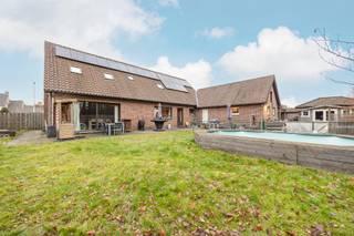 INDELINGIn deze woning vindt men op het gelijkvloers een ruime leefruimte en een gesloten keuken met zicht op de tuin. Het gelijkvloers beschikt...