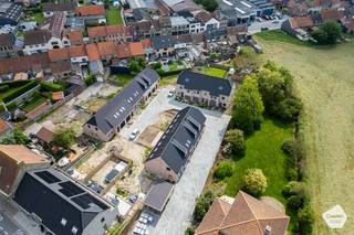 Hedendaagse gezinswoningen in het landelijke Pervijze <br />De verkaveling aan de Nieuwpoortstraat in Pervijze bestaat uit 13 <strong>Energiezuinige (E-30)</strong> gezinswoningen met vlotte verbinding naar Diksmuide, Veurne en Nieuwpoort.<br /><br />Bouwbedrijf Pieter Blomme heeft reeds meer dan <strong>25 jaar ervaring</strong> in het bouwen van woningbouw in West-Vlaanderen en is uitgegroeid tot een dynamisch bedrijf waarbij de klanten centraal staan. <br /><strong>Eerlijkheid</strong>, <strong>prijs</strong> en <strong>kwaliteit</strong> liggen bij hen hoog in het vaandel.<br />Voor alle woningen met verkoop op plan werken ze onder de Wet Breyne en met een voltooiingswaarborg.<br /><br />In deze verkaveling heeft u de keuze uit een halfopen of gesloten gezinswoning in <strong>landelijke stijl.</strong><br />De loten A1-2-3 en de loten A7-8-9-10 bestaan uit één bouwlaag en dak en zijn voorzien van garage en <strong>4 slaapkamers.</strong><br />De loten A4-5-6 en de loten B1-2-3 bestaan uit twee bouwlagen en dak en zijn voorzien van garage en<strong> 3 of 4 slaapkamers</strong>. Hier kan desgewenst mits meerkost een vaste trap naar de zolder worden voorzien voor het inrichten van extra kamers.<br /><br />De woningen worden afgewerkt conform het lastenboek, u heeft als koper <strong>veel inspraak</strong> bij afwerking.<br /><br />Vraag meer informatie of maak een afspraak om de plannen te ontdekken bij ons op kantoor!<br />Vraag ook uw bezoek aan de <strong>modelwoning</strong>!<br />