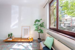 Deze woning ligt in een rustige straat, op slechts enkele stappen van de hippe Marnixplaats, het trendy Antwerpen-Zuid en het bruisende stadscentrum. In de buurt vind je tal van winkels, gezellige eet- en drinkgelegenheden. Scholen, openbaar vervoer en belangrijke invalswegen zijn vlot bereikbaar, waardoor je hier geniet van een aangename combinatie van rust en stadsleven.<br />Deze te renoveren woning, met een bewoonbare oppervlakte van ca. 173 m², biedt een unieke kans om volledig naar eigen smaak een thuis te creëren.<br />Bij binnenkomst via de inkomhal kom je rechts in de woonkamer, die achteraan aansluit op een ruime keuken en een aparte douchekamer met wastafel en toilet. Op de eerste verdieping bevinden zich twee slaapkamers en een ruime badkamer met ligbad, wastafel, tweede toilet en aansluitingen voor wasmachine en droogkast. Op de tweede verdieping en de zolderverdieping zijn telkens nog twee slaapkamers voorzien. Daarnaast beschikt de woning over een ruime kelder.<br />Dankzij de gunstige ligging en het vele potentieel is dit een buitenkans voor wie zijn eigen stempel wil drukken op een nieuwe thuis.<br />EPC-score: 303 (Label D) - zonder renovatieverplichting - P- & G-score C - Stedenbouw: Vg- Wche-Gmo-Gvkr-Gvv<br />Interesse? Contacteer ons via 03 233 33 00 of walls.be