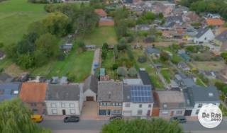 KIJKDAG ZATERDAG 19 SEPTEMBER VAN 10u TOT 12u (OP AFSPRAAK)<br /><br />ERPE-MERE- SOLIDE WONING OP GOEDE LOCATIE MET 3 KAMERS EN GARAGE<br />Deze gezinswoning ligt zeer centraal in een doodlopende straat nabij E40, scholen, openbaar vervoer en winkels. <br />Via centrale inkomhal kom je in de woonkamer met vooraan een inpandige garage en de zithoek, achteraan de eetplaats met veranda en aansluitend de keuken met veel kastruimte.<br />Een aparte toilet met wasplaats brengt verbinding met de tuin via tuinberging en veranda.<br /><br />Op het verdiep zijn er drie slaapkamers en badkamer met vernieuwde douche. Een vaste trap naar zolder zorgt voor uitbreidingsmogelijkheden voor kamers, hobbyruimte of extra badkamer.<br /><br />De tuin is afgesloten en biedt achteraan nog een kleine serre.<br /><br />De woning is voorzien van CV op mazout met brander, ondergebracht in de droge kelder, en vernieuwde PVC-ramen (2016) met dubbel glas. Maak dus snel je afspraak voor een bezoek op 053/60.65.60.