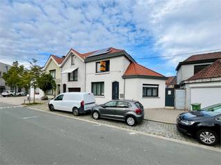 In het middelpunt van een levendige buurt in Antwerpen vind je deze charmante halfopen bebouwing die alles in zich heeft om een échte thuis te worden voor wie houdt van gezelligheid, ruimte en karakter. Van zodra je binnenstapt, voel je het: hier wordt geleefd, gelachen en genoten.<br /><br />De ruime Dovy-keuken is zonder twijfel het meest bruisende deel van de woning. Een plek waar ’s ochtends de koffiegeur je tegemoet komt terwijl de eerste zonnestralen door het raam binnenschijnen. Maar ook een plek waar de kinderen hun huiswerk maken aan de ingebouwde tafel aan het kookeiland, en zelfs een plek waar vrienden spontaan blijven plakken tot lange tijd na het eten. Deze keuken nodigt uit tot samen zijn, koken, vertellen… kortom tot leven!<br /><br />Aansluitend vind je de leefruimte, een gezellige zithoek die perfect is voor de tv-liefhebber of de rustzoeker. De ruimte voelt warm aan, met genoeg plek voor zowel knusse filmavonden als ontspannen weekends met een goed boek.<br /><br />Op het gelijkvloers is er bovendien een extra kamer die vandaag dienst doet als bureau. Maar ook ideaal als hobbyruimte of vijfde slaapkamer, flexibel en helemaal aanpasbaar aan jouw levensstijl.<br /><br />De tuin ? Die brengt je zó naar het zuiden ! Met een zuiders geïnspireerde inrichting waan je je hier elke dag weer op vakantie. Denk aan aperitiefmomenten in de zon, zomerse diners of BBQ's met vrienden of gewoon genieten van de een stil moment en het groen.<br />De badkamer, eveneens op het gelijkvloers, is praktisch en verzorgd, klaar om jouw ochtendroutine aangenaam te maken.<br />Op de eerste verdieping bevinden zich drie slaapkamers, stuk voor stuk lichtrijk en functioneel ingericht. En dan is er nog de zolder, volledig ingericht als een ruime vierde slaapkamer, ideaal als master bedroom, tienerkamer of logeerruimte.<br /><br />Kortom, dit is geen huis voor mensen die gewoon ergens willen wonen. Dit is een thuis voor levensgenieters, doeners en dromers. Voor wie de keuken als centrale ontmoetingsplek ziet. Voor wie comfort en karakter zoekt in een bruisende stad.<br /><br />Ben jij klaar om je spullen te pakken ? Dan verwelkomen we je graag in de Glasgowstraat. Kom langs, voel de sfeer, en wie weet… is dit binnenkort jouw nieuwe thuis.<br /><br />Gvg-Wg-Gmo-Gvkr-Gvv-EPC : 299 kWh/m2 (Label C)<br />Waterinfo : P-Score = A, G-Score = A<br />Het onroerend goed is gelegen in een vastgesteld bouwkundig erfgoed (Sociale woonwijke Luchtbal), (voor meer info over de rechtsgevolgen, ga naar www.onroerenderfgoed.be)<br /><br />Dit is niet wat je zoekt ? Al gehoord van AANKOOPBEGELEIDING ? Wij zoeken, bezoeken en onderhandelen mee met jou voor eigendommen die worden aangeboden door particulieren, andere makelaars of eigendommen die zelfs (nog) niet te koop staan?<br />Vraag meer informatie over aankoopbegeleiding via welkom@dehuisleverancier.be of 0489/069.000<br /><br />de Huisleverancier : Persoonlijk, voor iedereen Service, Kwaliteit en Vertrouwen !