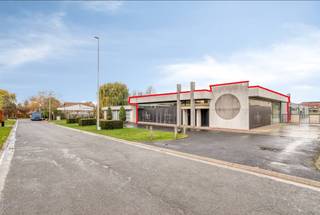 Toonzaal/handelsruimte met burelen te huur in Oostnieuwkerke-Staden, nabij Roeselare.Mogelijkheid tot huren aanpalende, instapklare woning van...