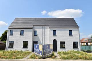 Op wandelafstand van “Domein Ter Borcht” alsook het centrum van Meulebeke worden deze 2 ruime en tijdloze nieuwbouwwoningen gerealiseerd. <br />Dankzij hun energiezuinige karakter voldoen ze aan de nieuwste woonstandaarden en bieden ze uitzonderlijk veel comfort voor hun bewoners.<br /><br />De rechter woning bevindt zich op een perceel van 671m² en heeft als extra troef een eigen doorgang/oprit achteraan vanuit de Veldstraat.<br />Sfeervideo: https://youtube.com/shorts/FvVsz5NY7Xs?feature=share<br /><br />Indeling als volgt:<br />Beide woningen zijn voorzien van een inkomhal met apart gastentoilet, een ruime en zeer lichtrijke woon- en eetkamer met een open keuken die verder wordt afgewerkt met kwaliteitsvolle materialen, een berging, nachthal, 3 volwaardige slaapkamers, een badkamer (voorzien van bad, douche en dubbele wastafel) en een afzonderlijk toilet.<br />Ruime zolder met extra mogelijkheden (extra kamers, hobbyruimte, mancave,...) .<br /><br />Noordwest geörienteerd perceel met een mooi stukje tuin waar het heerlijk genieten wordt!<br /><br />De bouwwerken vorderen snel en momenteel zijn de woningen wind -en waterdicht. Nu zitten men men volop in afwerkingsfase.<br />Hoogwaardige materialen in combinatie met de nieuwste technieken.<br /><br />Lucht/water warmtepomp, ventilatiesysteem D, ...<br />Oplevering voorzien begin 2025.<br /><br />Onze ref. DEV4281