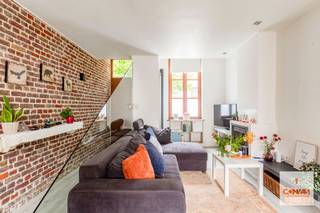 Deze <strong>gezellige, instapklare </strong>woning beschikt over <strong>twee ruime slaapkamers</strong> en is gelegen in een rustig doodlopend straatje op wandel- en fietsafstand van het Gentse stadcentrum (1,6km).<br /><br />Op het gelijkvloers vindt u de sfeervolle woonkamer met <strong>houthaard</strong>, een eetplaats, een apart gastentoiletje en een voorziene keuken. Vanuit de keuken heeft u toegang tot de aangename, <strong>rustige stadskoer</strong> met ruime buitenberging. <br /><br />De eerste verdieping omvat een eerste slaapkamer met ingemaakte kasten en een badkamer met <strong>groot ligbad,</strong> <strong>dubbele wastafel</strong>, en toilet. De overloop kan naargelang de woonwensen ook dienen als bureauruimte, dressing, leeshoek, etc. <br />Op de bovenste verdieping bevindt zich de bijzonder ruime tweede slaapkamer, eveneens voorzien van ingemaakte kasten. <br /><br />Verder wordt de woning gekenmerkt door haar <strong>aangename lichtinval</strong>,<strong> veel kastruimte </strong>en de rustige, <strong>centrale ligging</strong> in de nabijheid van diverse invalswegen, supermarkten, scholen en sportinfrastructuur. <br /><br />Interesse in deze goedgelegen, gezellige en instapklare woning? Contacteer <strong>Gijs </strong>voor een bezoek ter plaatse via <strong>gijs@convas.be</strong> of <strong>0492 84 48 24</strong> (telefonisch/Whatsapp).<br /><br /> 