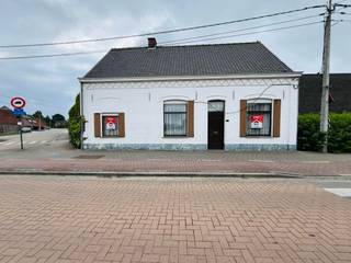 Deze alleenstaande woning biedt een unieke kans. Te renoveren woning met tal van mogelijkheden om volledig naar eigen smaak in te richten.Indeling:...