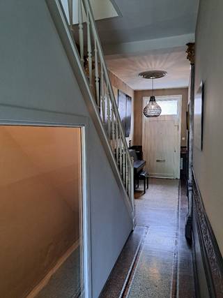 Karaktervol en lichtrijk herenhuis met zonnige tuin en vier slaapkamers<br /><br />Bij het betreden van deze prachtige woning word je meteen verwelkomd door een authentieke inkomhal die de charme en het karakter van het huis benadrukt. Dankzij de grote raampartijen over twee verdiepingen geniet de woning van een uitzonderlijke lichtinval.<br /><br />Op het gelijkvloers vormen de keuken, leefruimte en bureauruimte een aangenaam geheel. Daarnaast is er een gastentoilet aanwezig.<br /><br />De eerste verdieping beschikt over twee slaapkamers, een wasruimte en een apart toilet. Aansluitingen voor een douche zijn reeds voorzien. De ruime master bedroom van maar liefst 32 m² biedt tal van mogelijkheden en kan ook perfect ingericht worden als hobbyruimte, atelier of thuiskantoor.<br /><br />Op de tweede verdieping bevinden zich nog twee extra slaapkamers, een royale nachthal met mogelijkheid tot dressing en een ruime badkamer met toilet, wastafel en ligbad. Ook hier zijn aansluitingen voorzien voor de installatie van een douche.<br /><br />Verder beschikt de woning over een droge kelder van 18 m² en een praktische zolderruimte van 25 m².<br /><br />Buiten geniet je van een volledig omheinde, tuin met ruim terras en vijver. Daarnaast zijn er een carport, een ruime berging en twee private parkeerplaatsen achteraan. Via een poort achteraan de tuin is er directe toegang tot de Nieuwe Markt.<br /><br />Dit herenhuis werd in 2012 grondig gerenoveerd en is uitgerust met tal van moderne voorzieningen, waaronder centrale verwarming, zonnepanelen, een thuisbatterij en een regenwaterput.<br /><br />Troeven:<br />Grondig gerenoveerd in 2012<br />Vier volwaardige slaapkamers<br />Multifunctionele ruimte van 32 m²<br />Zuidgerichte, volledig omheinde tuin<br />Carport en twee parkeerplaatsen<br />Zonnepanelen en thuisbatterij<br />Regenwaterput<br />Centrale, uitstekend bereikbare ligging<br /><br />De vermelde vraagprijs van € 550 000 is een richtprijs. Kom kijken en doe je bod! Bezoekdagen op zaterdag 11 en zondag 12 juli tussen 10 en 18 uur. Contacteer ons om een tijdstip te reserveren.