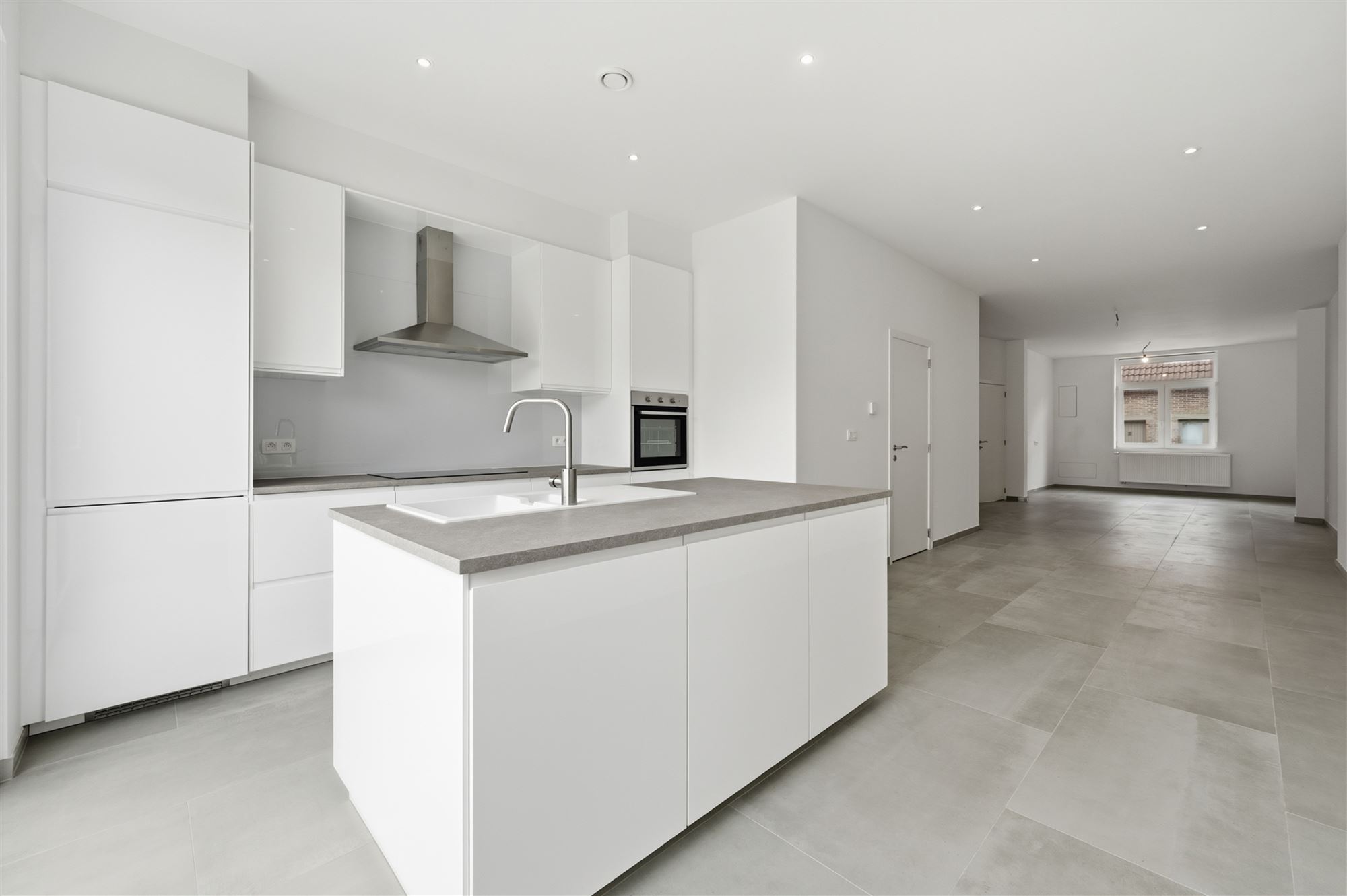Vernieuwde rijwoning met 3 slaapkamers en tuin - foto 4