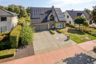 <p><span>INSTAPKLARE, RUIME OPEN BEBOUWING MET TIJDLOZE ARCHITECTUUR OP PRACHTIG PERCEEL VAN 17A 64CA. </span></p><p><span>Deze prachtige, energiezuinige villa is gelegen langsheen de Pullaarsteenweg in het landelijke Ruisbroek.</span></p><p><span>Dankzij de nabijheid van de N16 en A12 geniet u van een optimale bereikbaarheid.</span></p><p><span>Het prima onderhouden huis beschikt over een mooie en recent gerenoveerde badkamer met straks design en prachtige leefruimte met gashaard.</span></p><p><span>De PV-installatie met 32 zonnepanelen en condensatieketel zorgen voor een laag energieverbruik.</span></p><p><span> </span></p><p><span>Gelijkvloers: Stijlvolle inkomhal / ruime living met sfeervol salon en eetplaats (36 m²), vloerbekleding in keramische tegels en design gashaard / goed uitgeruste keuken met inductiekookplaat, oven, vaatwasser, ... / wasplaats / bergruimte / garage voor 2 wagens.</span></p><p><span>1ste verd.: Nachthal / master bedroom met dressing (4,4 x 6,5m) / 2 slaapkamers (4,3 x 3,3m; 4,3 x 3,7m; 4,5 x 4,4m) / prachtige, moderne badkamer met inloopdouche en vrijstaand bad.</span></p><p><span> </span></p><p><span>Aangenaam zonneterras met geïntegreerde vijver / mooie, grote tuin met ruim tuinhuis met lounge.</span></p><p><span> </span></p>