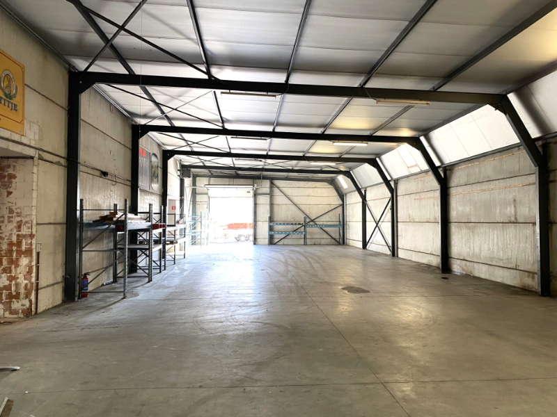 Ruim magazijn (550m²) met buitenruimte achteraan - foto 1